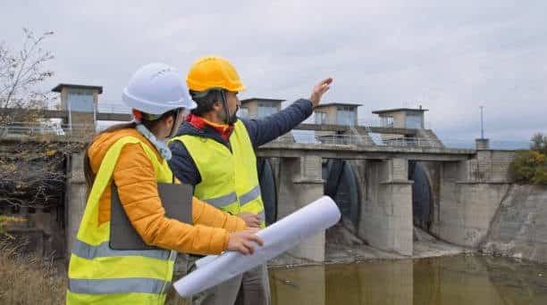 Maintenance-engineers-working-in